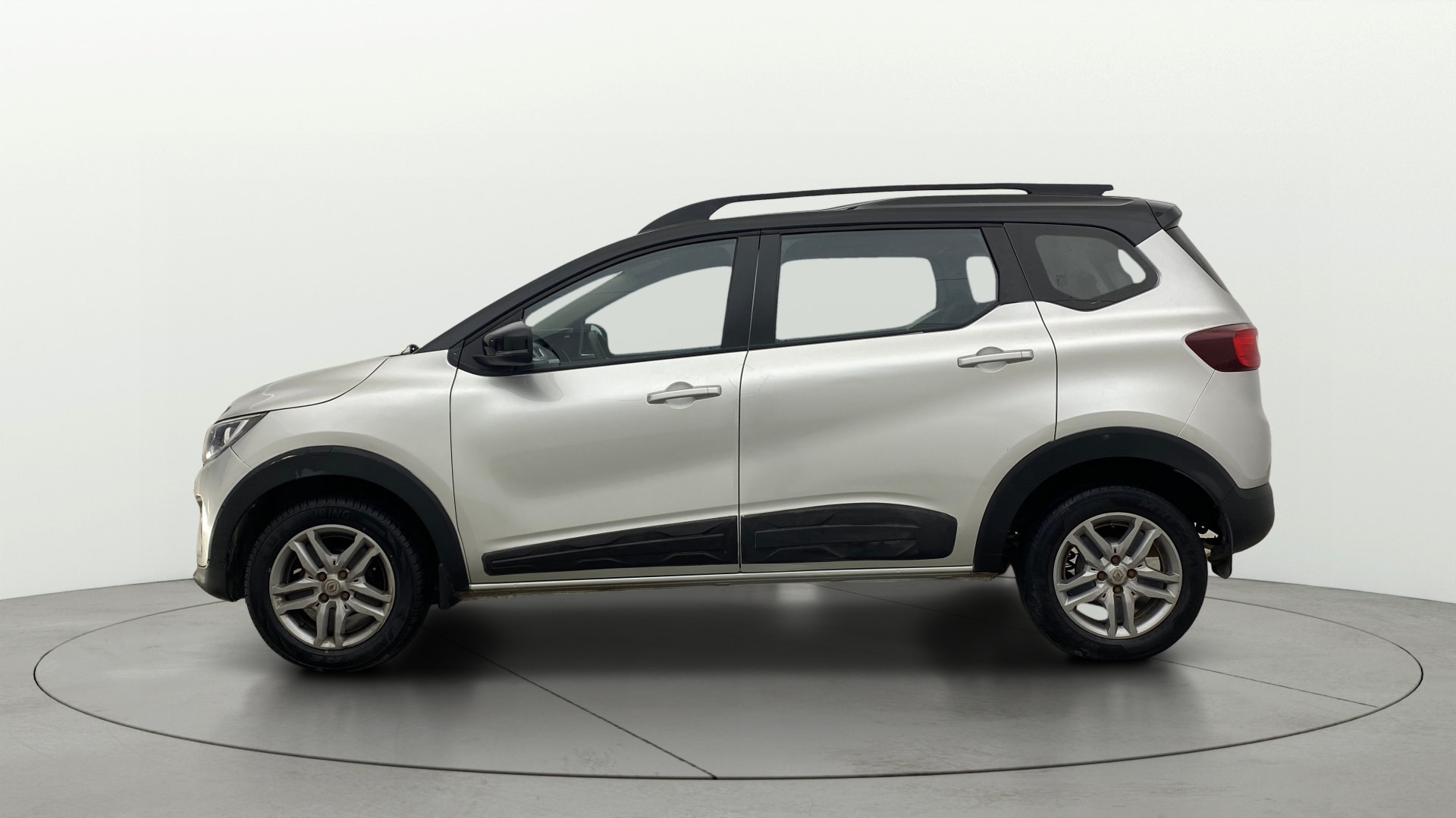 View 2022 Renault Triber RXZ Image 5 Used 2022 Renault Triber RXZ Image 5