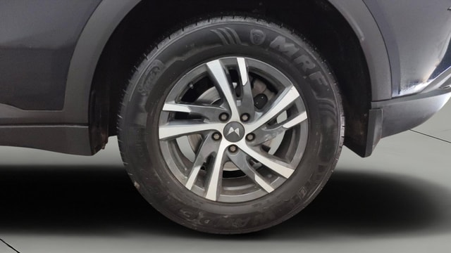 View Mahindra XUV700 Image 11 Used Mahindra XUV700 Image 11