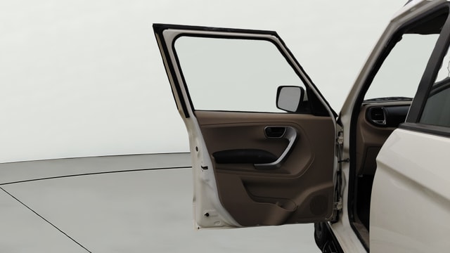 View Mahindra TUV300 Image 31 Used Mahindra TUV300 Image 31