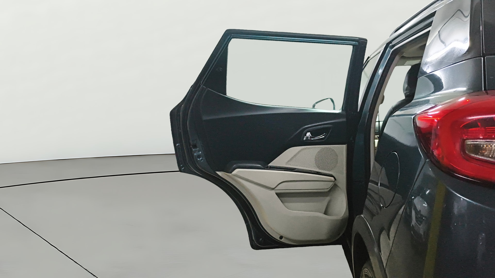 View 2020 Mahindra XUV300 W4 Petrol BS IV Image 15 Used 2020 Mahindra XUV300 W4 Petrol BS IV Image 15
