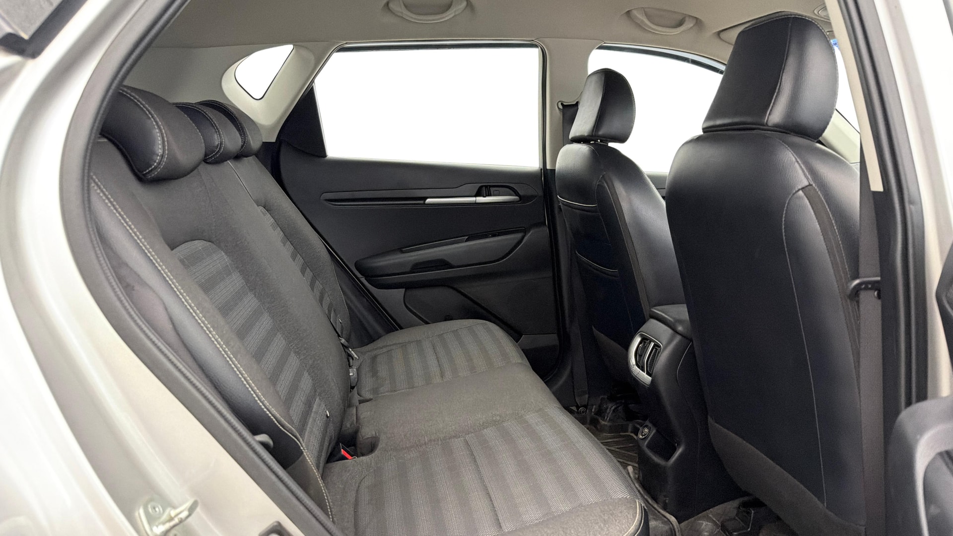 View 2023 Kia Sonet HTK Plus Petrol Image 30 Used 2023 Kia Sonet HTK Plus Petrol Image 30