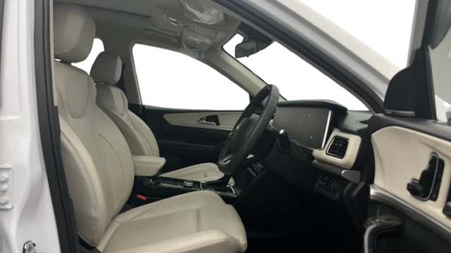 View Mahindra XUV700 Image 19 Used Mahindra XUV700 Image 19