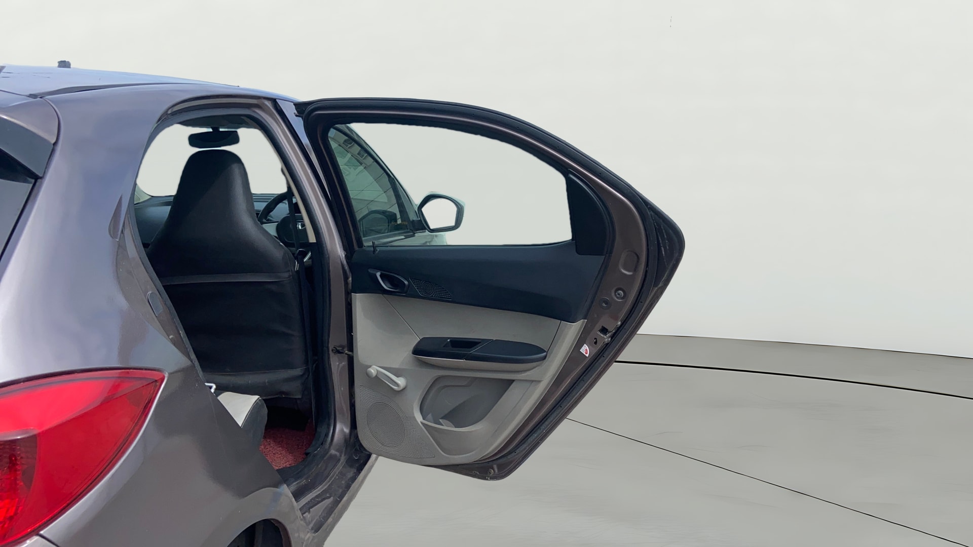 View 2018 Tata Tiago Revotorq XE Image 7 Used 2018 Tata Tiago Revotorq XE Image 7