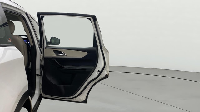 View Mahindra XUV700 Image 6 Used Mahindra XUV700 Image 6
