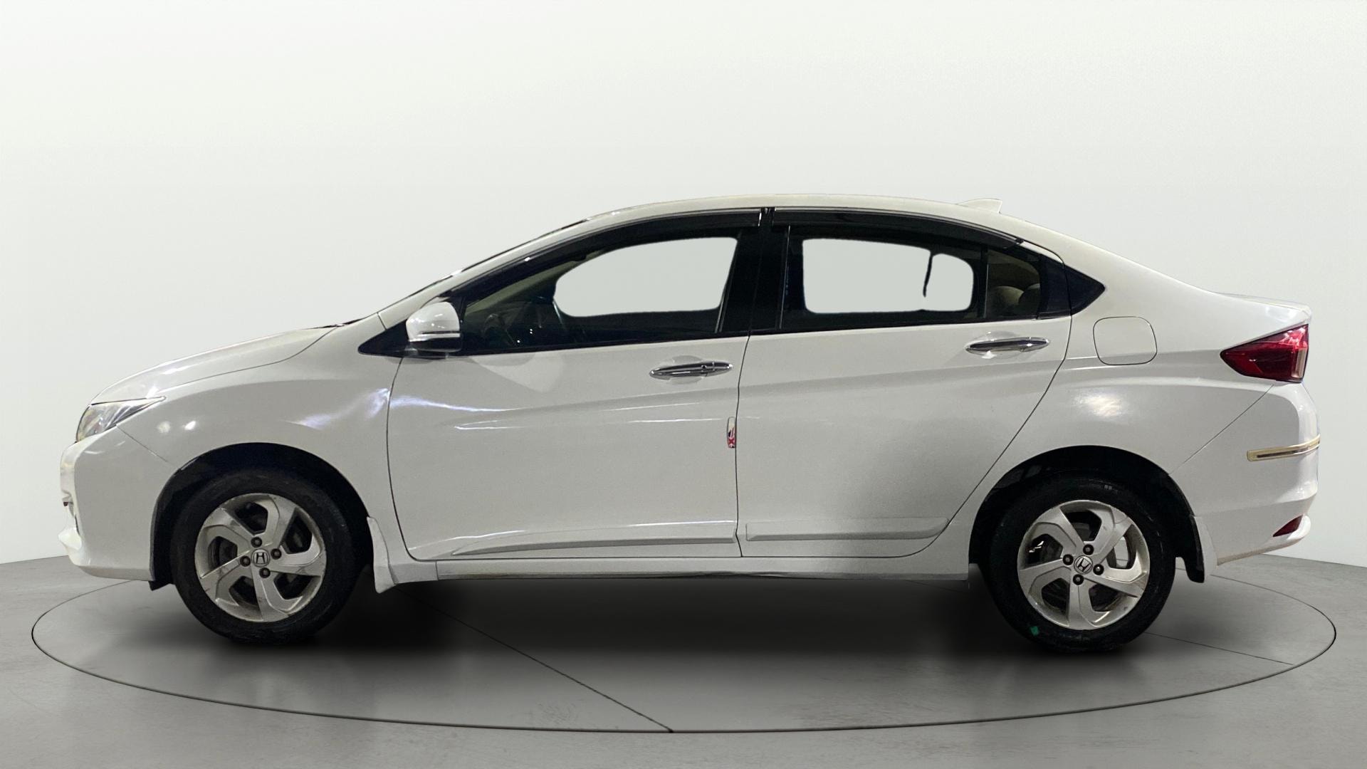 View 2015 Honda City ZX MT Diesel Anniversary Edition Image 6 Used 2015 Honda City ZX MT Diesel Anniversary Edition Image 6