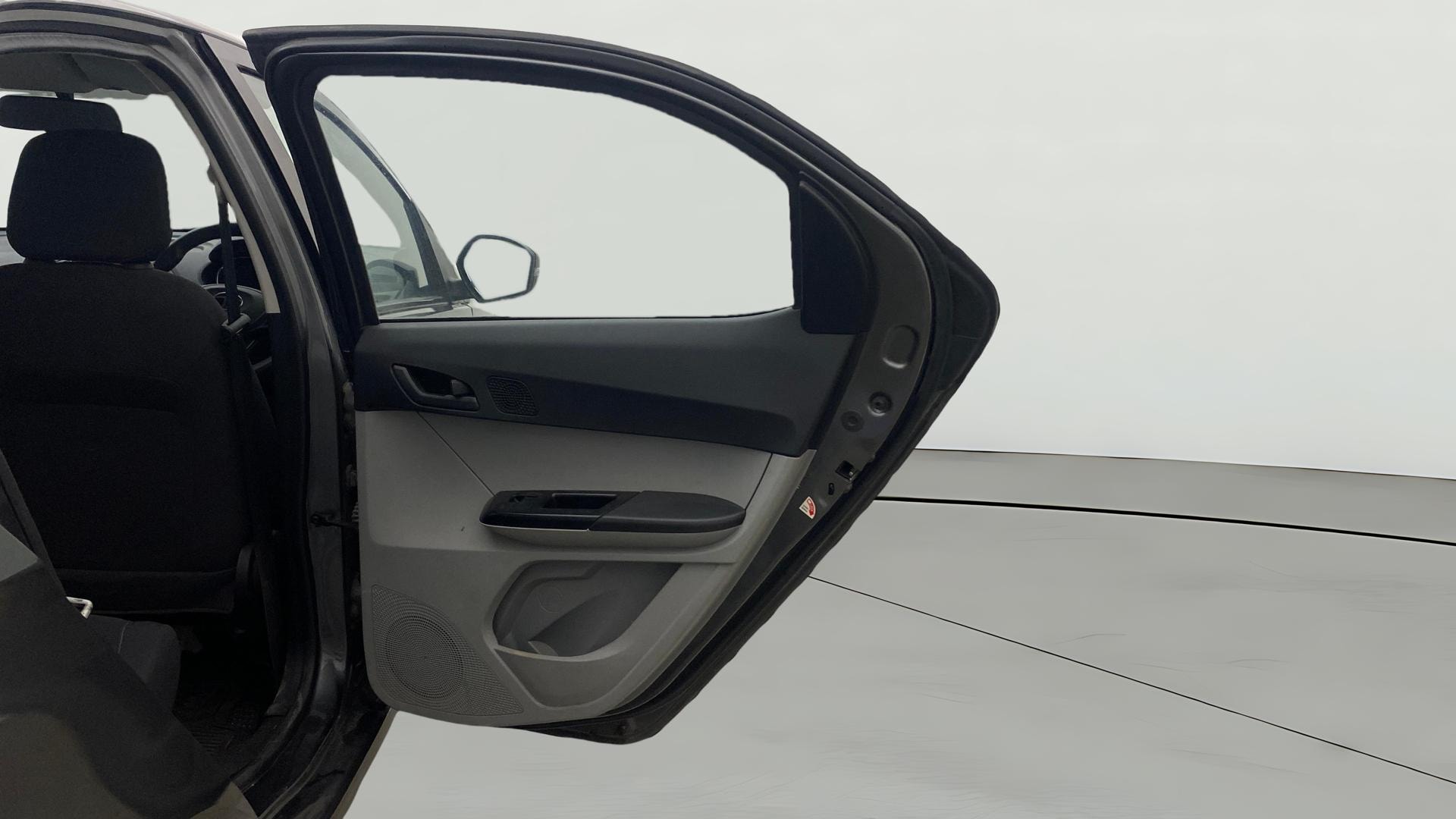 View 2024 Tata Tiago Revotorq XB Image 7 Used 2024 Tata Tiago Revotorq XB Image 7