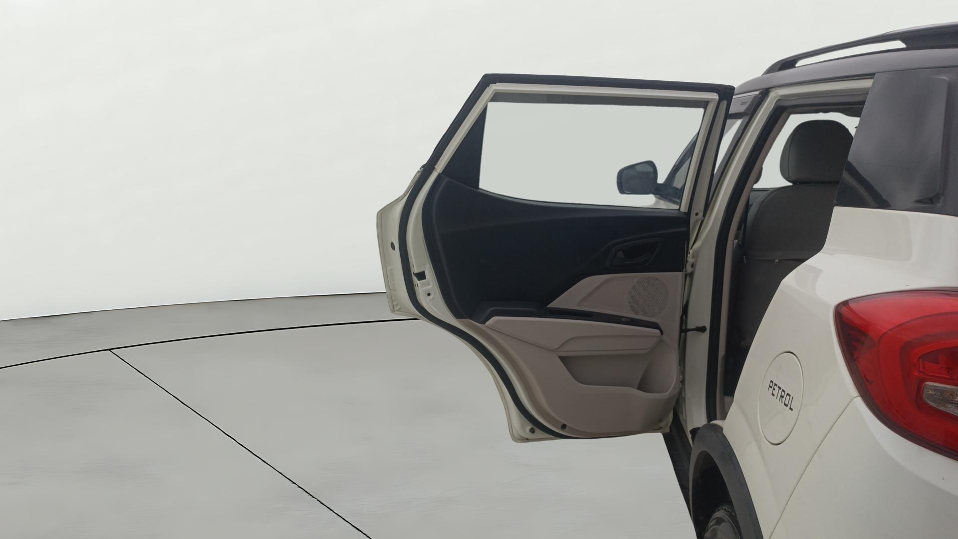 View 2021 Mahindra XUV300 W4 Petrol BS IV Image 22 Used 2021 Mahindra XUV300 W4 Petrol BS IV Image 22