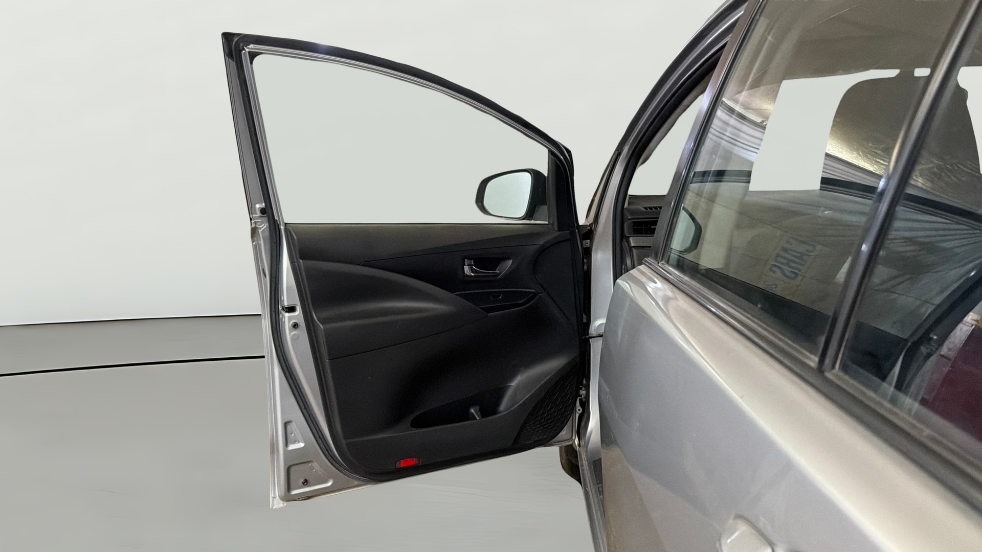View 2022 Toyota Innova Crysta 2.4 G MT 8-Seater BS IV Image 31 Used 2022 Toyota Innova Crysta 2.4 G MT 8-Seater BS IV Image 31