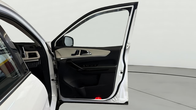 View Mahindra XUV700 Image 49 Used Mahindra XUV700 Image 49