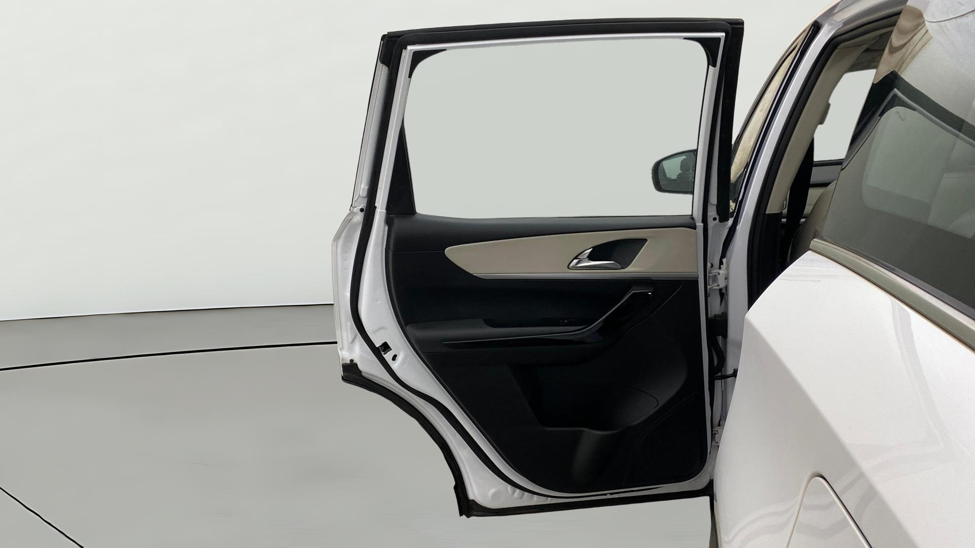 View 2025 Mahindra XUV700 MX Petrol 5 STR Image 16 Used 2025 Mahindra XUV700 MX Petrol 5 STR Image 16
