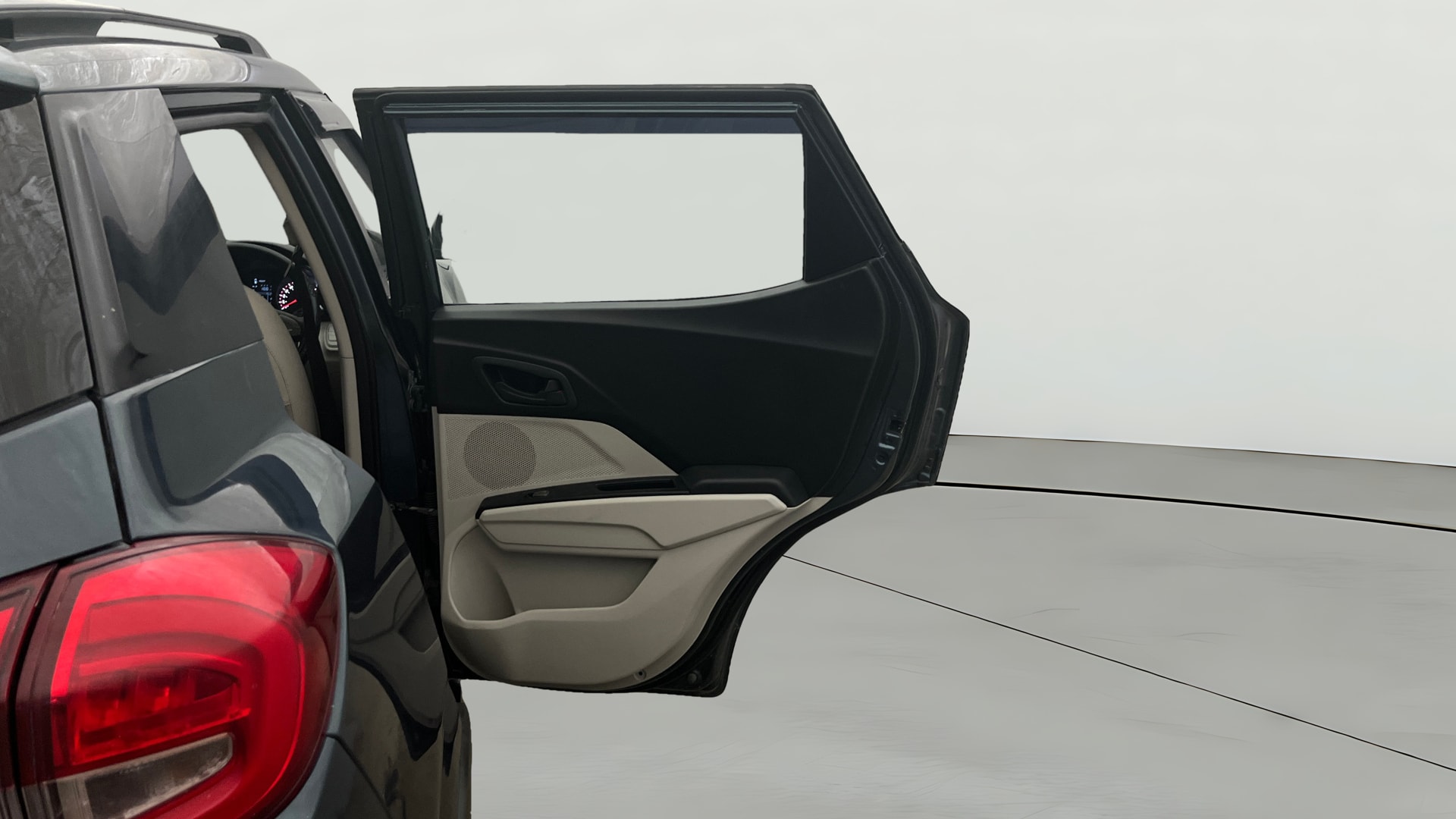 View 2024 Mahindra XUV300 W4 Petrol BS IV Image 7 Used 2024 Mahindra XUV300 W4 Petrol BS IV Image 7