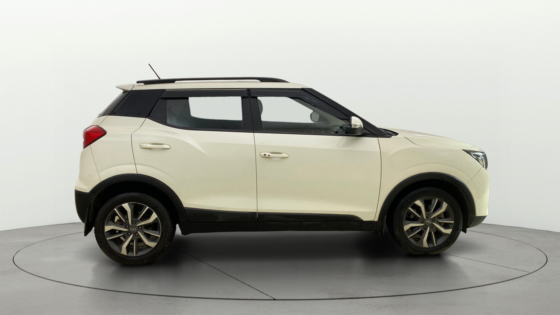 View 2021 Mahindra XUV300 W4 Petrol BS IV Image 8 Used 2021 Mahindra XUV300 W4 Petrol BS IV Image 8