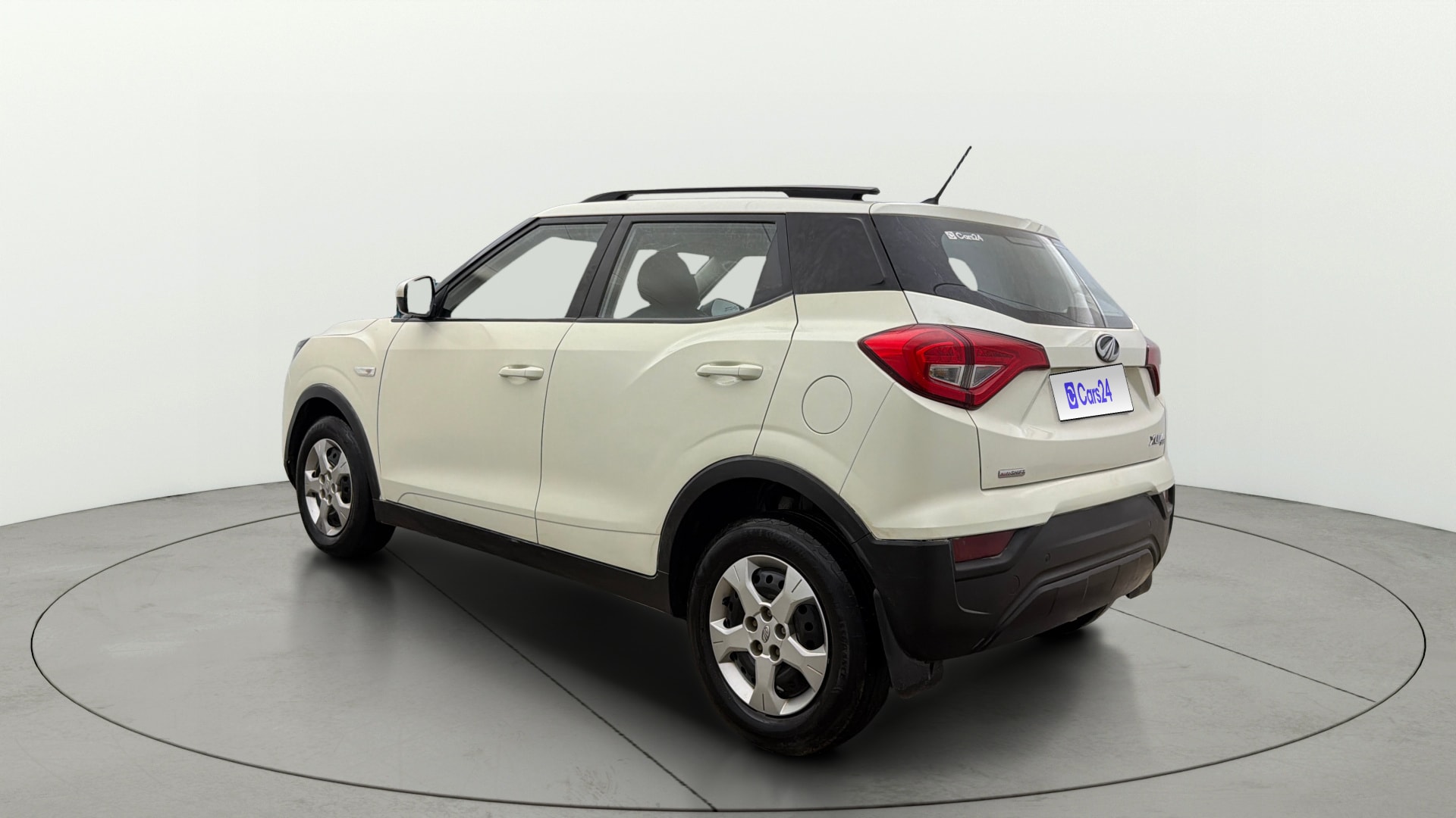 View 2022 Mahindra XUV300 W4 Petrol BS IV Image 2 Used 2022 Mahindra XUV300 W4 Petrol BS IV Image 2