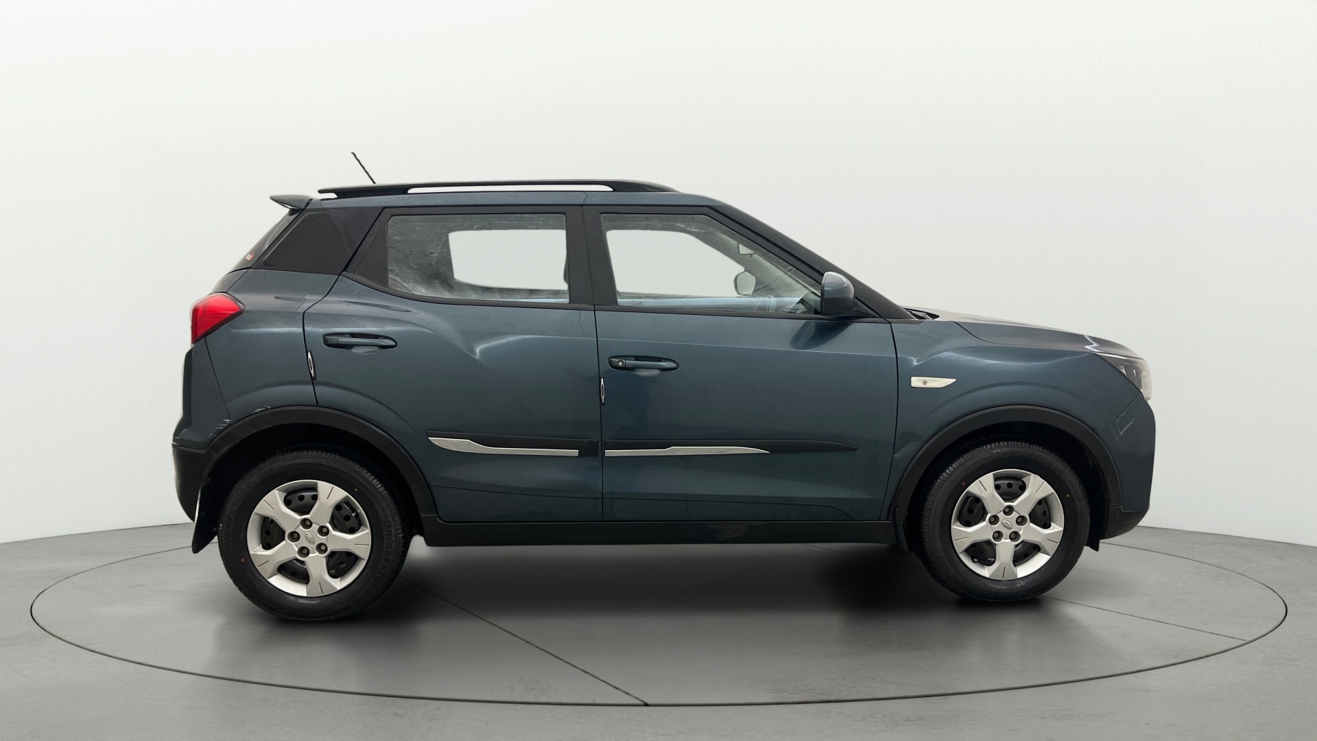 View 2021 Mahindra XUV300 W4 Petrol BS IV Image 8 Used 2021 Mahindra XUV300 W4 Petrol BS IV Image 8