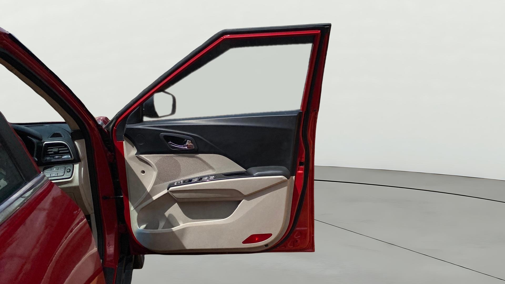 View 2019 Mahindra XUV300 W4 Petrol BS IV Image 47 Used 2019 Mahindra XUV300 W4 Petrol BS IV Image 47
