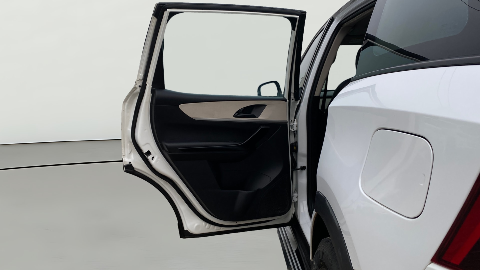 View 2022 Mahindra XUV700 MX Petrol 5 STR Image 23 Used 2022 Mahindra XUV700 MX Petrol 5 STR Image 23