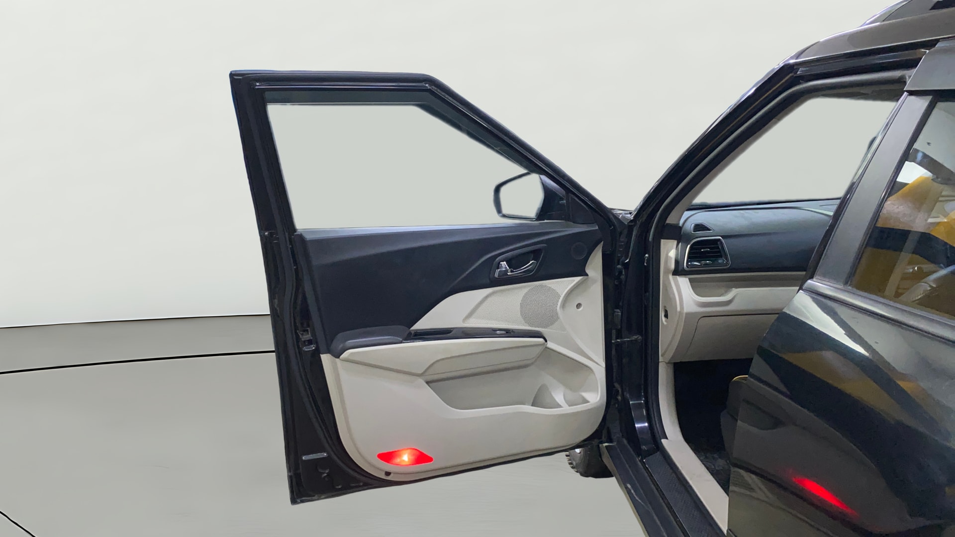 View 2019 Mahindra XUV300 W4 Petrol BS IV Image 37 Used 2019 Mahindra XUV300 W4 Petrol BS IV Image 37