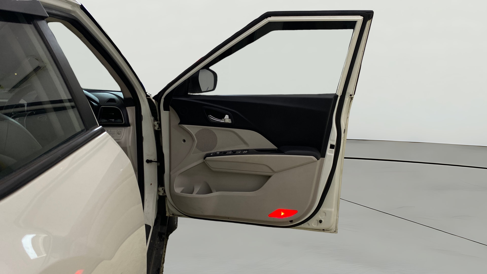 View 2021 Mahindra XUV300 W4 Petrol BS IV Image 46 Used 2021 Mahindra XUV300 W4 Petrol BS IV Image 46