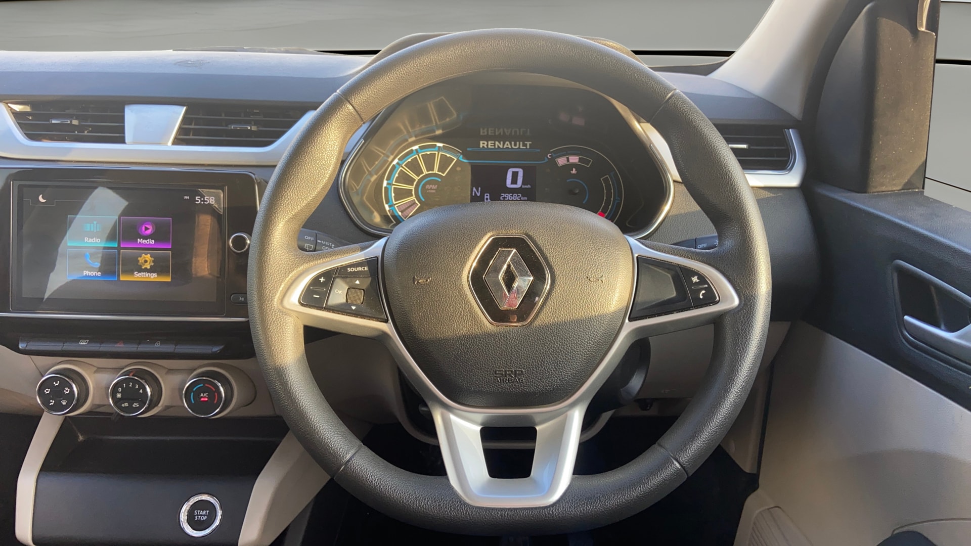 View 2022 Renault Triber RXZ AMT Image 21 Used 2022 Renault Triber RXZ AMT Image 21