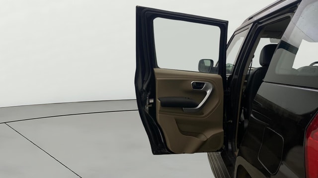 View Mahindra TUV300 Image 23 Used Mahindra TUV300 Image 23
