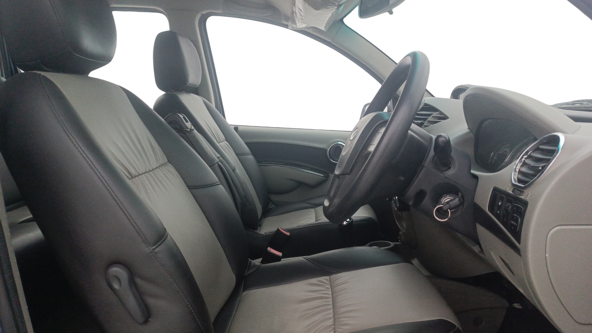 Used 2016 Mahindra NuvoSport Used 2016 Mahindra NuvoSport