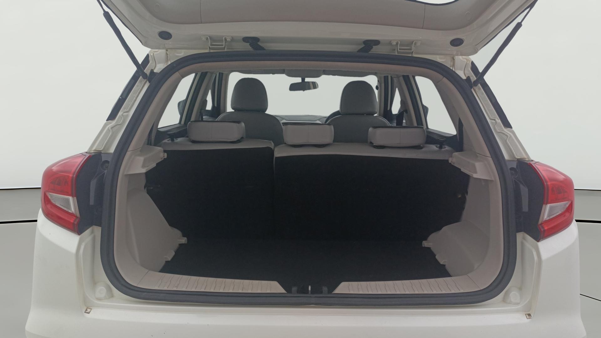 View 2021 Mahindra XUV300 W4 Petrol BS IV Image 37 Used 2021 Mahindra XUV300 W4 Petrol BS IV Image 37