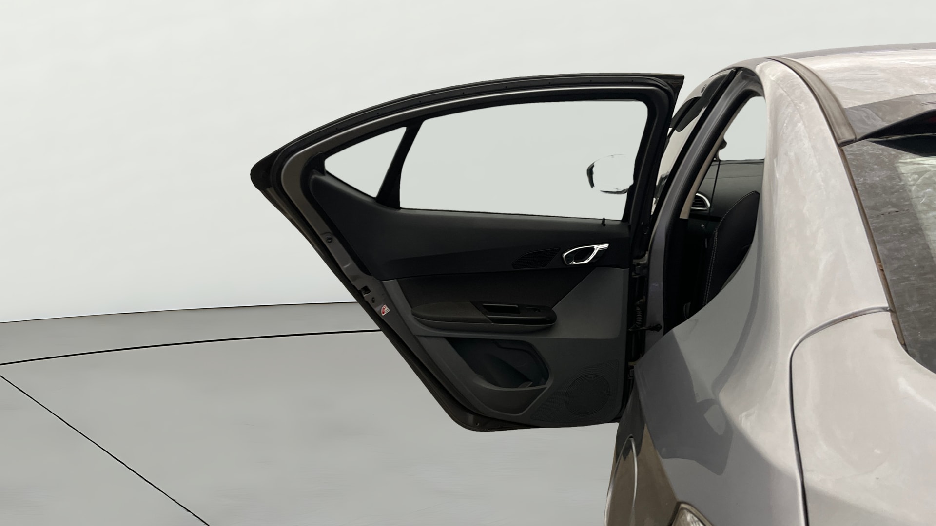 View 2019 Tata Tigor XE Diesel Image 14 Used 2019 Tata Tigor XE Diesel Image 14