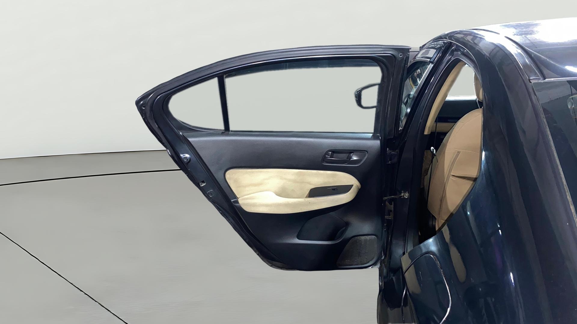 View 2023 Honda City ZX MT Diesel Anniversary Edition Image 23 Used 2023 Honda City ZX MT Diesel Anniversary Edition Image 23