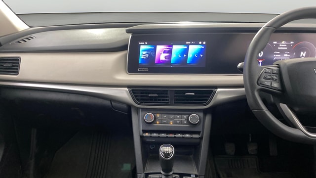 View Mahindra XUV700 Image 18 Used Mahindra XUV700 Image 18