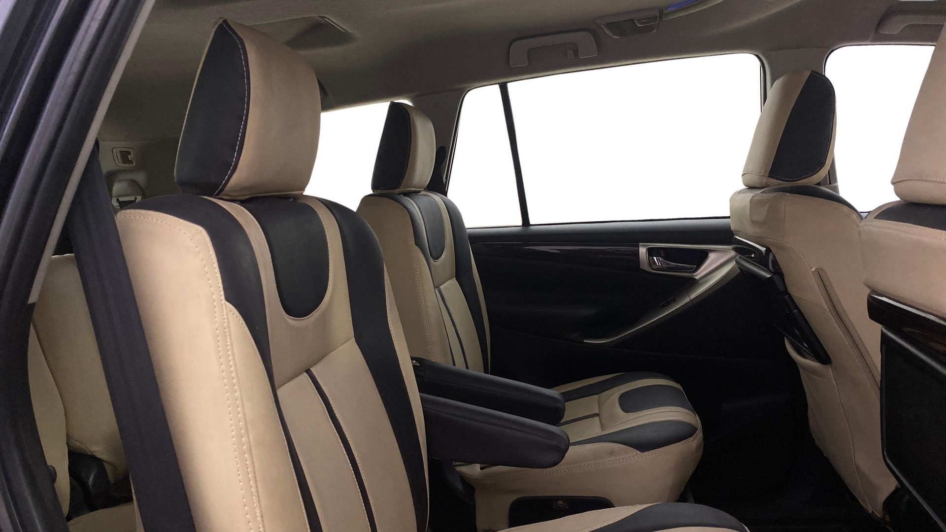 View 2017 Toyota Innova Crysta 2.8 ZX AT 7-Seater Image 30 Used 2017 Toyota Innova Crysta 2.8 ZX AT 7-Seater Image 30