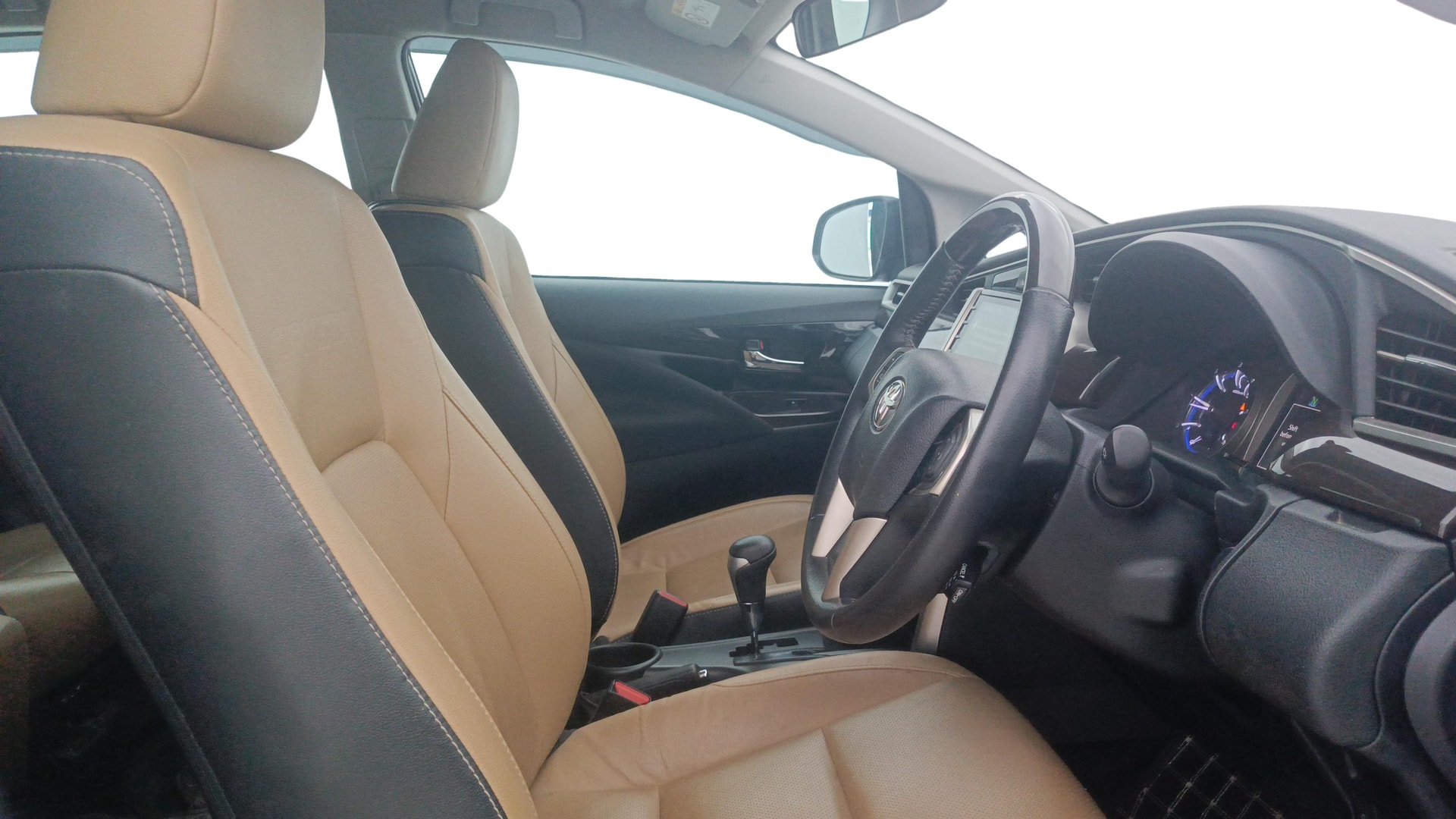 View 2021 Toyota Innova Crysta 2.4 G MT 7-Seater BS IV Image 19 Used 2021 Toyota Innova Crysta 2.4 G MT 7-Seater BS IV Image 19