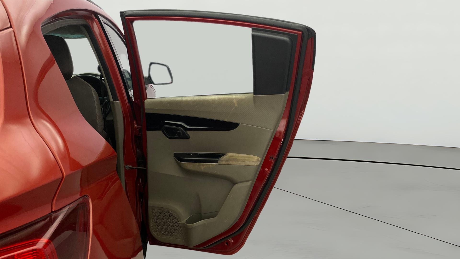 View 2016 Mahindra KUV100 K2 Petrol BS IV Image 5 Used 2016 Mahindra KUV100 K2 Petrol BS IV Image 5