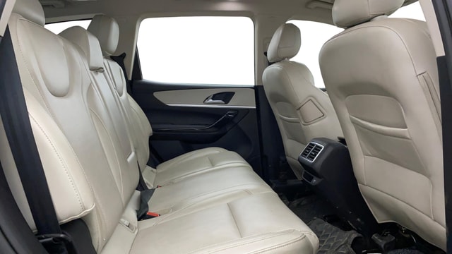 View Mahindra XUV700 Image 38 Used Mahindra XUV700 Image 38