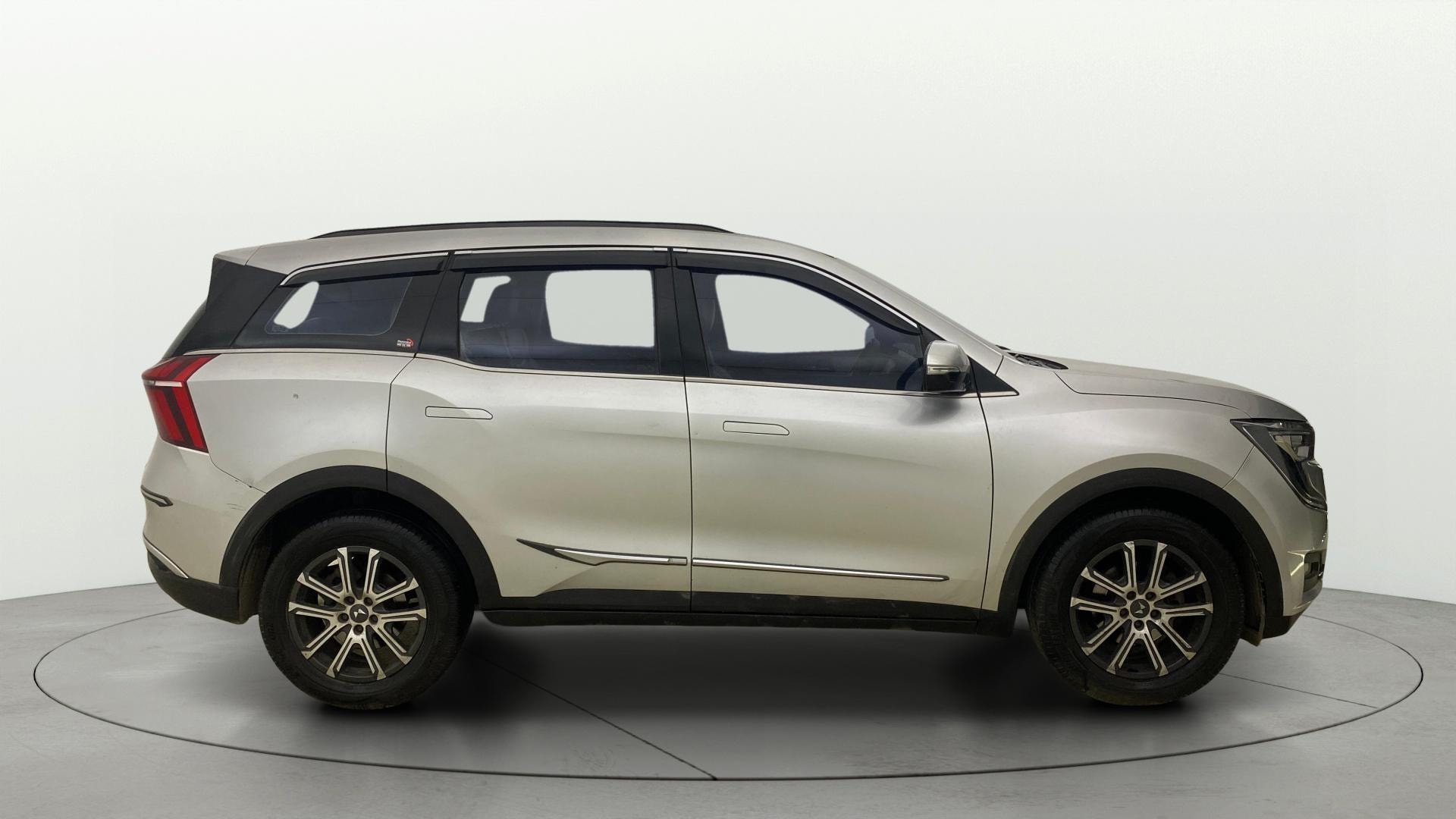 View 2022 Mahindra XUV700 MX Petrol 5 STR Image 29 Used 2022 Mahindra XUV700 MX Petrol 5 STR Image 29