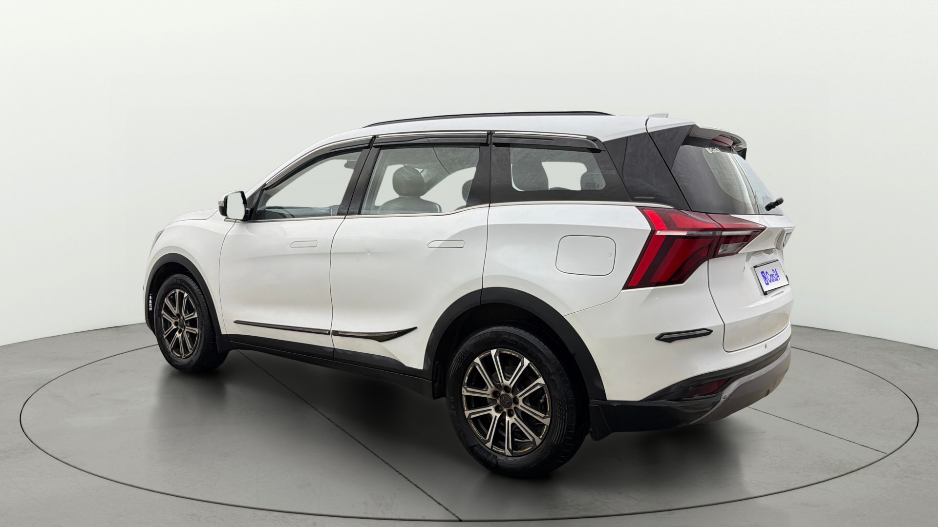 View 2023 Mahindra XUV700 AX7 MT Petrol 7 STR Image 2 Used 2023 Mahindra XUV700 AX7 MT Petrol 7 STR Image 2