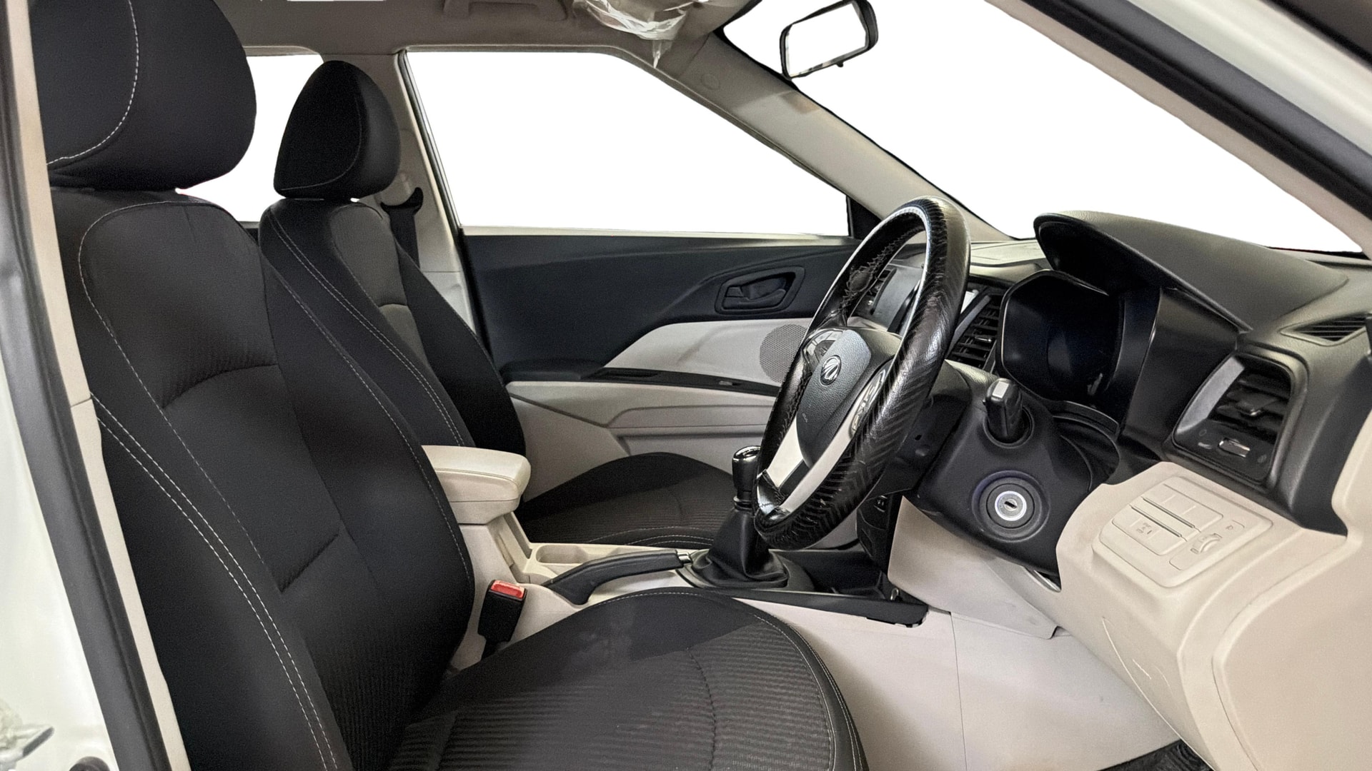 View 2022 Mahindra XUV300 W4 Petrol BS IV Image 27 Used 2022 Mahindra XUV300 W4 Petrol BS IV Image 27