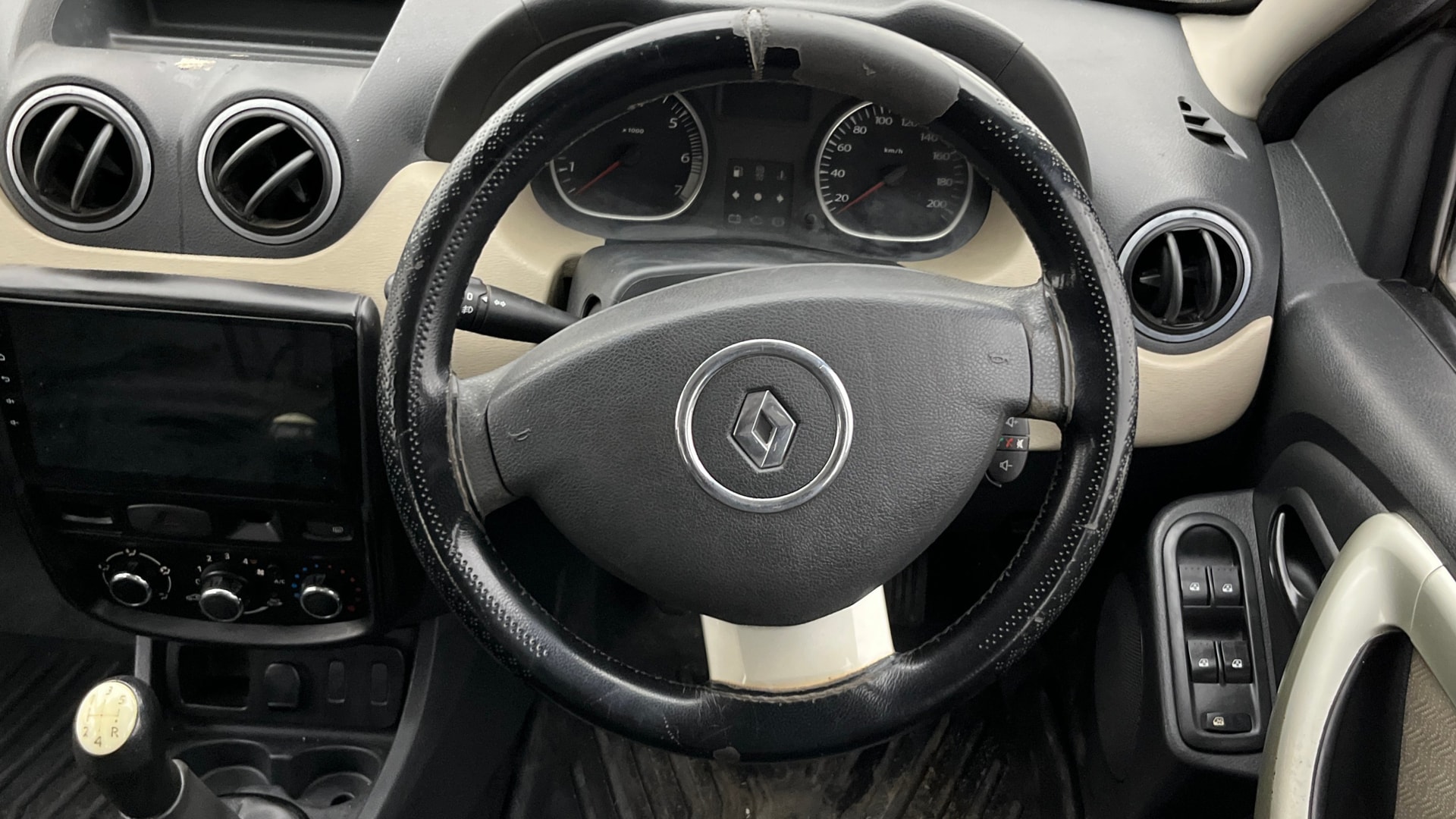 View 2014 Renault Duster Diesel 85PS STD Image 12 Used 2014 Renault Duster Diesel 85PS STD Image 12