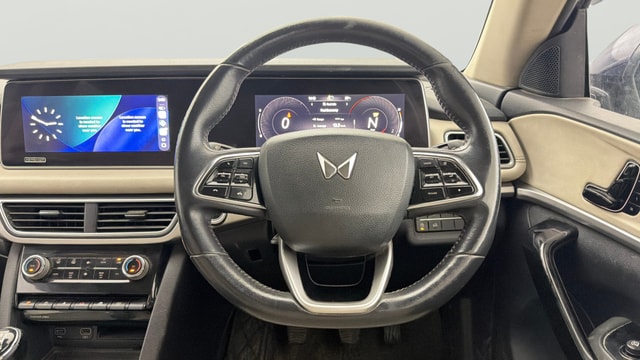 View Mahindra XUV700 Image 14 Used Mahindra XUV700 Image 14