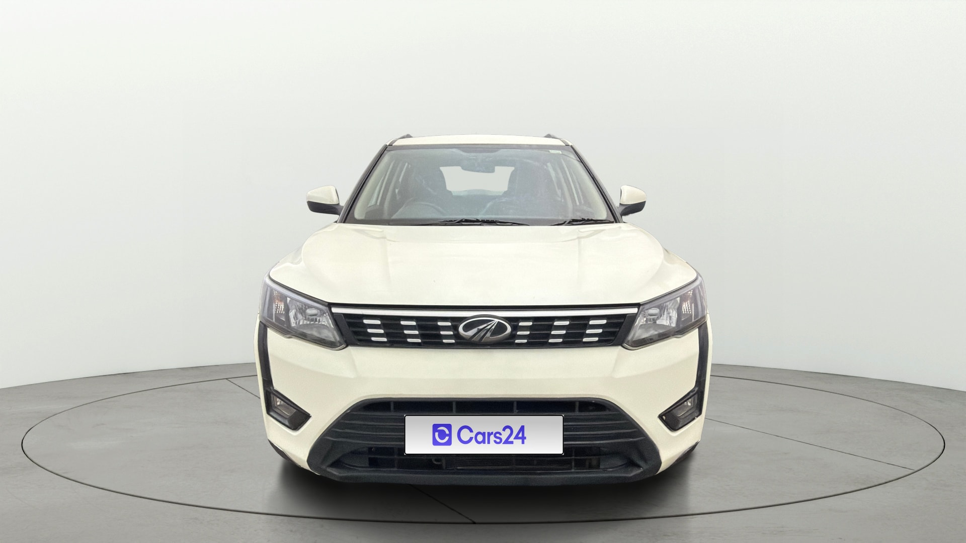 View 2022 Mahindra XUV300 W4 Petrol BS IV Image 1 Used 2022 Mahindra XUV300 W4 Petrol BS IV Image 1