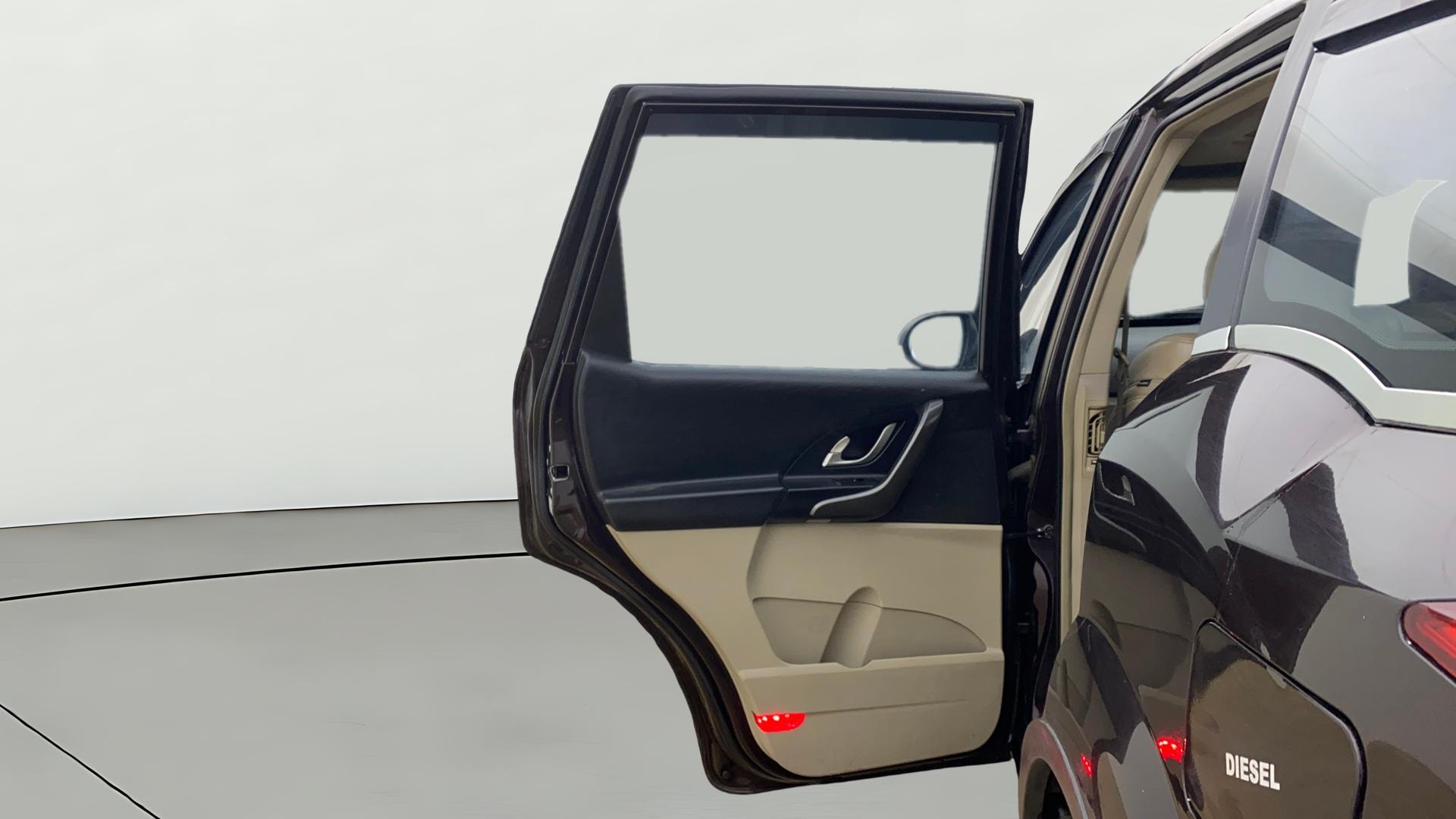 View 2017 Mahindra XUV500 W10 FWD Image 16 Used 2017 Mahindra XUV500 W10 FWD Image 16