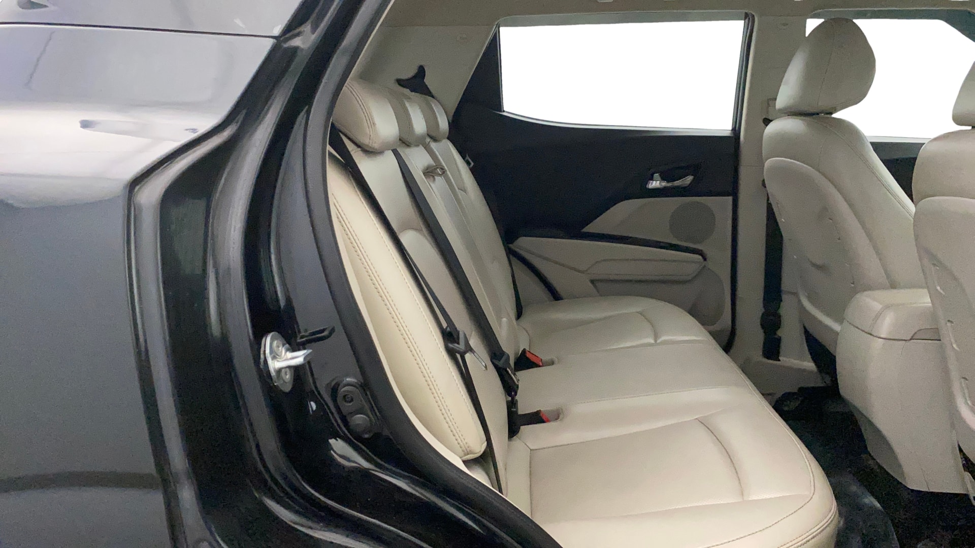 View 2019 Mahindra XUV300 W4 Petrol BS IV Image 38 Used 2019 Mahindra XUV300 W4 Petrol BS IV Image 38