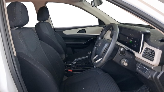 View Mahindra XUV700 Image 18 Used Mahindra XUV700 Image 18