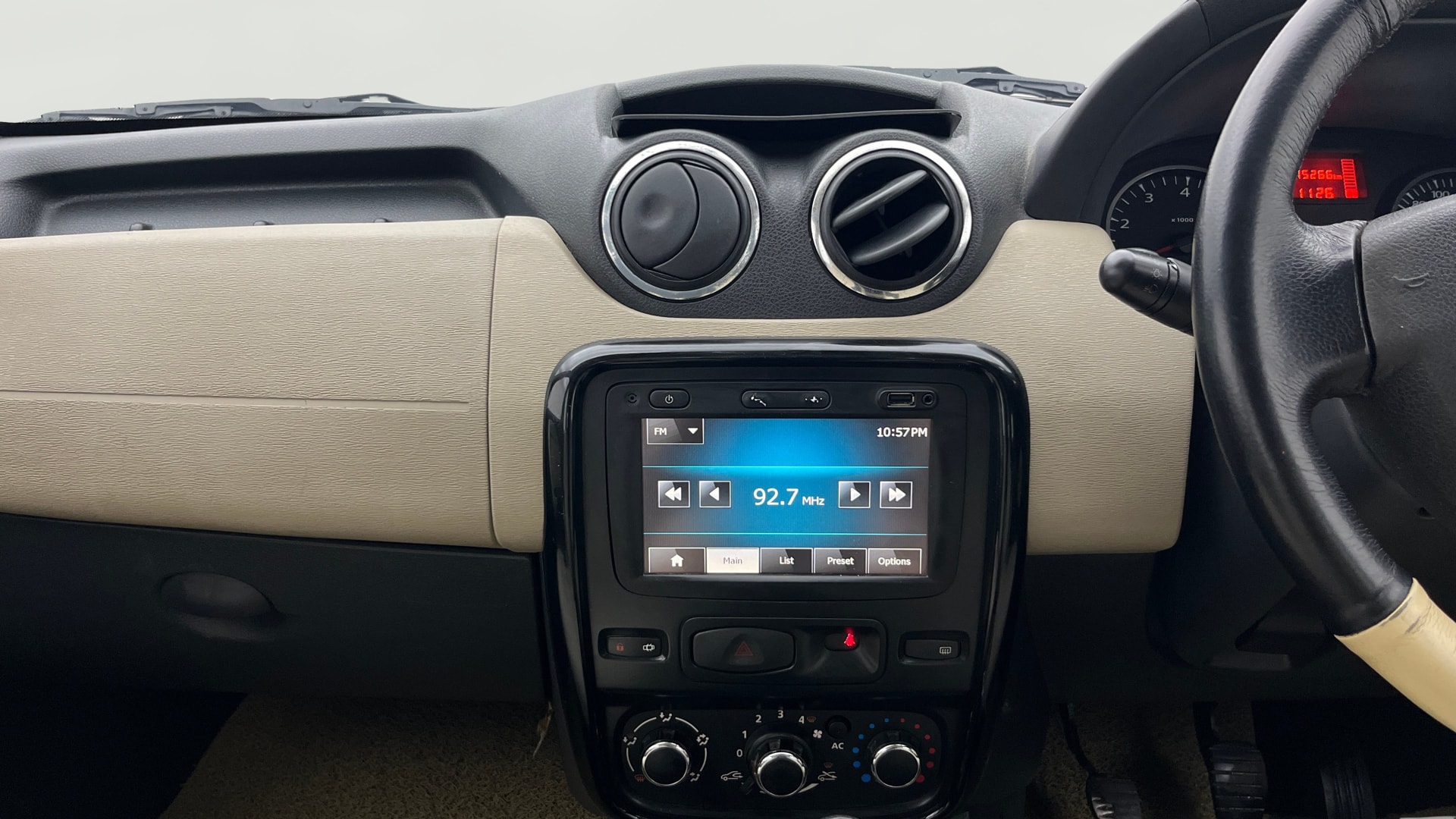 View 2013 Renault Duster Diesel 85PS STD Image 17 Used 2013 Renault Duster Diesel 85PS STD Image 17