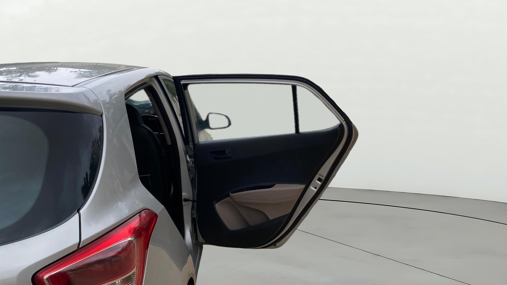 View 2015 Hyundai Grand i10 Magna 1.2 Kappa VTVT Image 8 Used 2015 Hyundai Grand i10 Magna 1.2 Kappa VTVT Image 8