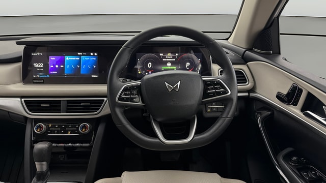 View Mahindra XUV700 Image 14 Used Mahindra XUV700 Image 14