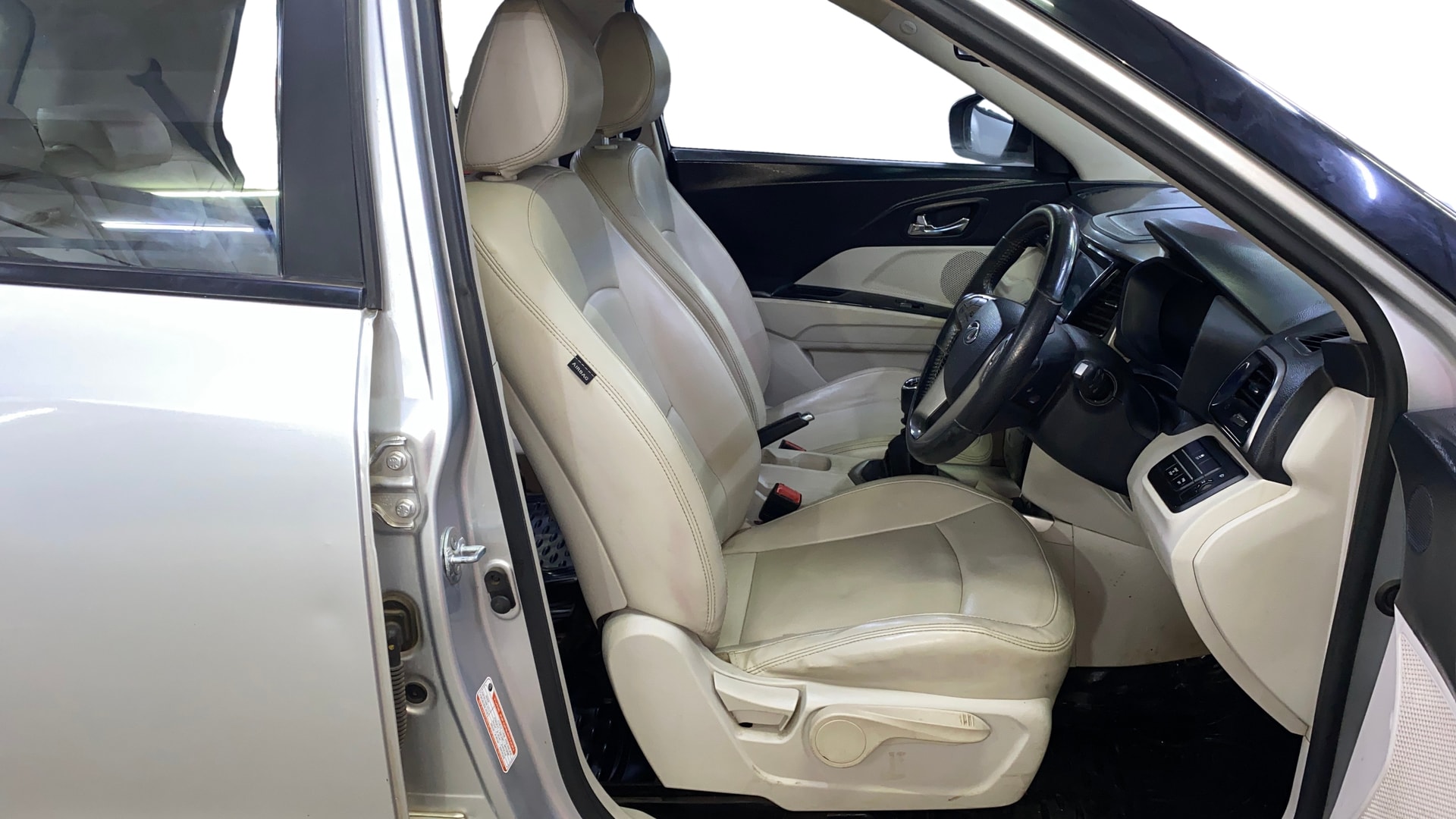 View 2019 Mahindra XUV300 W4 Petrol BS IV Image 19 Used 2019 Mahindra XUV300 W4 Petrol BS IV Image 19