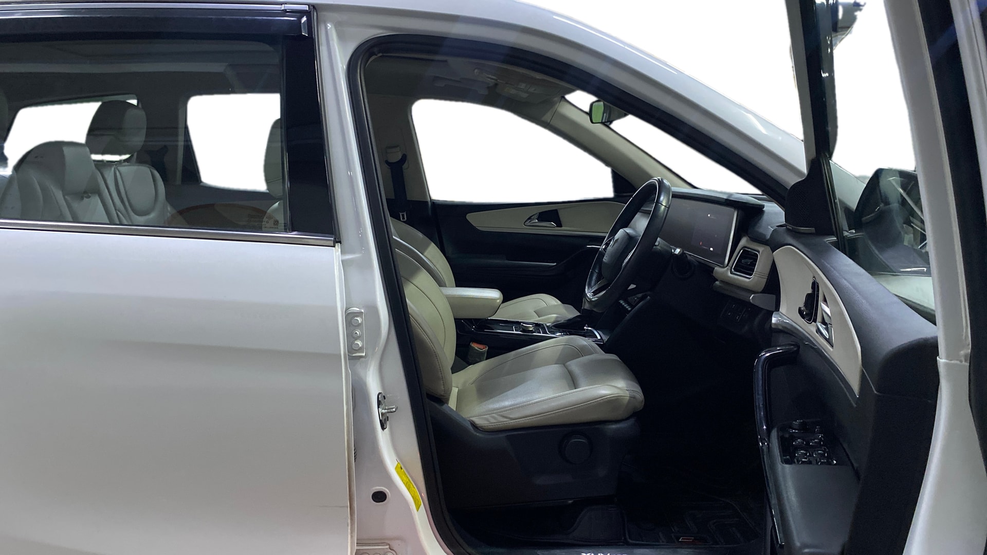 View 2022 Mahindra XUV700 MX Petrol 5 STR Image 19 Used 2022 Mahindra XUV700 MX Petrol 5 STR Image 19
