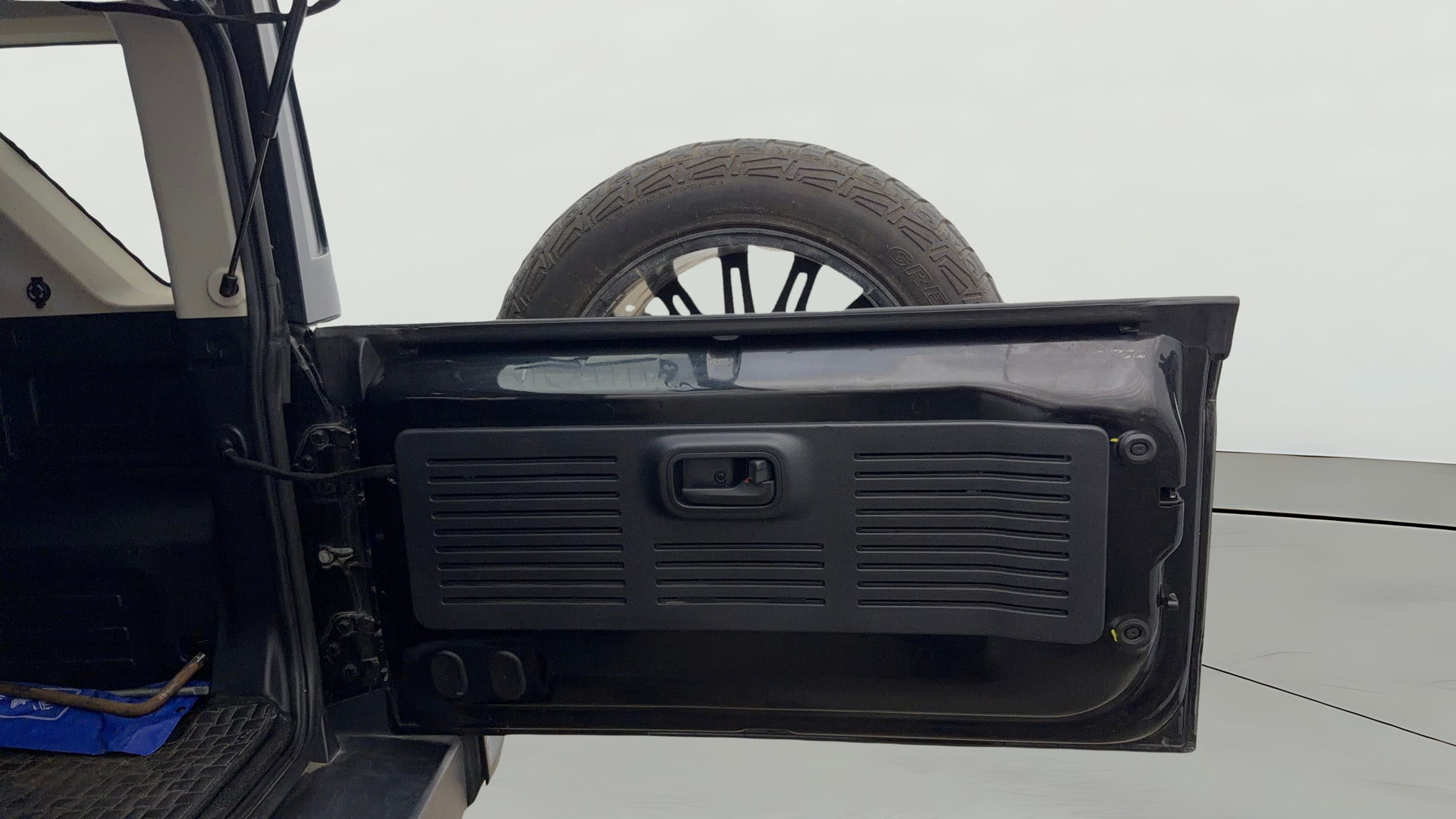 View 2025 Mahindra Thar Roxx MX5 Petrol AT Image 17 Used 2025 Mahindra Thar Roxx MX5 Petrol AT Image 17