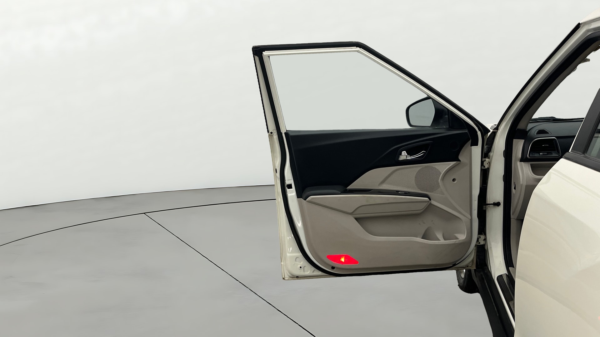 View 2019 Mahindra XUV300 W4 Petrol BS IV Image 32 Used 2019 Mahindra XUV300 W4 Petrol BS IV Image 32