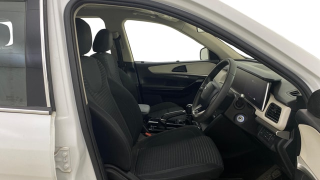 View Mahindra XUV700 Image 28 Used Mahindra XUV700 Image 28